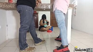 uuuuusff.- Figlia birichina mangia il cazzo di uno strano amico di papà, mentre il padre sta facendo un conto con un conoscente, la figlia succhia di nascosto il cazzo dellamico - finale creampier in assenza di unadolescente! - 1 image