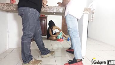 uuuuusff.- Figlia birichina mangia il cazzo di uno strano amico di papà, mentre il padre sta facendo un conto con un conoscente, la figlia succhia di nascosto il cazzo dellamico - finale creampier in assenza di unadolescente! - 2 image