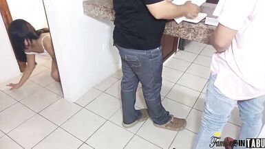uuuuusff.- Figlia birichina mangia il cazzo di uno strano amico di papà, mentre il padre sta facendo un conto con un conoscente, la figlia succhia di nascosto il cazzo dellamico - finale creampier in assenza di unadolescente! - 8 image