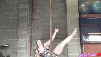 Muscle girl sexy and strong pole dance - 10 image