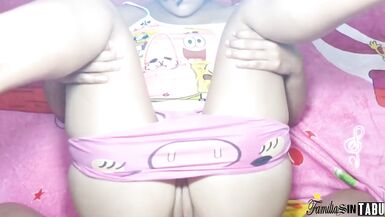 Sì papà! Riempi la mia figa stretta con lo sperma caldo del tuo cazzo, il mio papà mi scopa quando la mia mamma riposa entra nella stanza nella horta della sua ciesta.