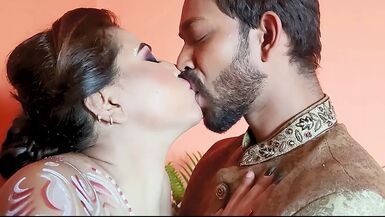 Desi супер горячая жена получает удовлетворительный трах от мужа в Suhagrat Night - 1 image