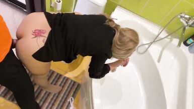 Mature mom expected that there would be a dick in her ass when she was washing the bath - 13 image