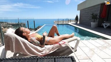 Multiorgasme de Miss Bi Funfactory. Quelquun regarde Yuli pendant quil se masturbe.