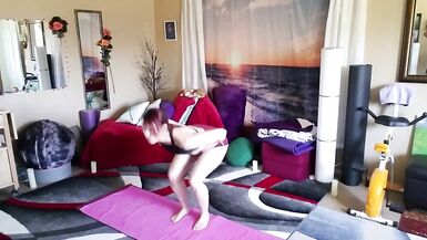 Аврора ив растяжке в шортах с попкой