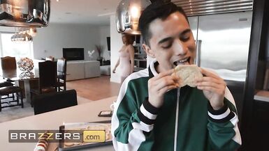 O enteado de Lauren Phillips arruína sua cozinha, mas em vez de ensinar-lhe uma lição, ela o deixa foder seus buracos - Brazzers - 2 image