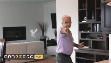 O enteado de Lauren Phillips arruína sua cozinha, mas em vez de ensinar-lhe uma lição, ela o deixa foder seus buracos - Brazzers - 4 image