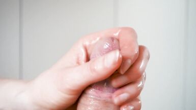 Massagem sensual, punheta de especialista por milf em pau grande e duro, orgasmo arruinado - 6 image