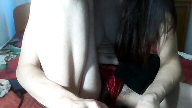 Tease in mutandine rosse. Cespugliosa dappertutto. Foresta spessa. - 9 image