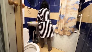 Big mature ass lady gets a good stretch on cock - 1 image