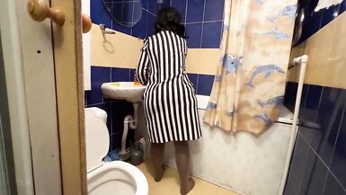 Big mature ass lady gets a good stretch on cock - 2 image