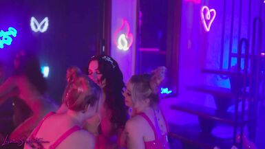 As adolescentes Coco Lovelock e Haley Spades seduzem a gostosa Jessica Ryan - 5 image