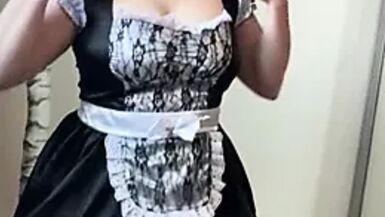 Une femme de chambre aux gros seins utilise un Sybian quelle a trouvé