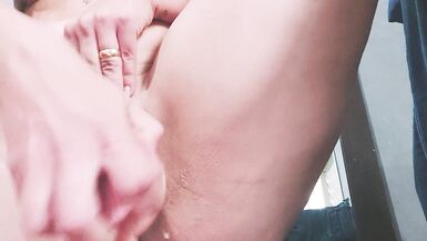 Une adolescente rousse à forte poitrine se masturbe secrètement pendant que papa et maman sont dans la pièce voisine. - 14 image