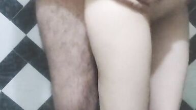 Vidéo de moi et de mon petit ami dans la salle de douche