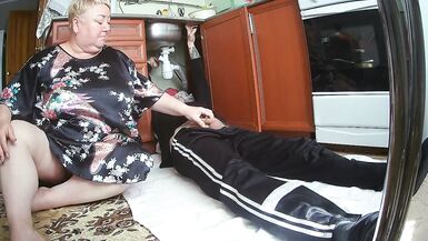 Je paie le plombier avec du sexe et une fellation