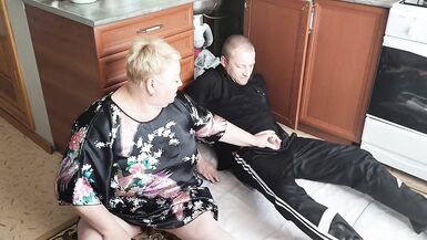 Mon mari ma dit déconomiser de largent, alors jai payé le plombier avec du sexe et une fellation. - 5 image