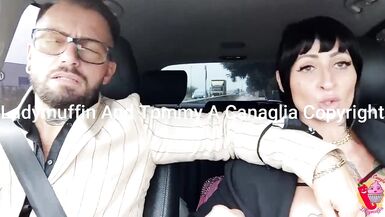 Ils font lamour dans la voiture