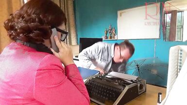 Domination au bureau Le patron baise la secrétaire pendant quelle est au téléphone. Fellation au bureau Cam 2