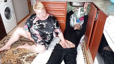 wife cheats with a plumber fucks and sucks his dick - 3 image