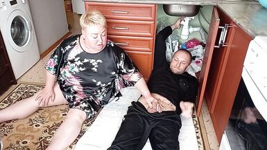 wife cheats with a plumber fucks and sucks his dick - 5 image