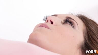 Linfirmière blonde Brittany Bardot dévore la bite dun médecin jusquà ce que les patients soient inclus dans une orgie sexuelle.