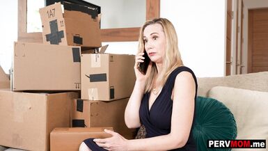 Son fils aide sa belle-mère Lilly James à vendre tous ses vêtements et elle le récompense.