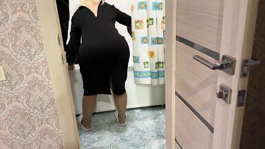 Une MILF mature avec un gros cul et de gros seins a fait une pipe et a cadré son cul pour lanal.