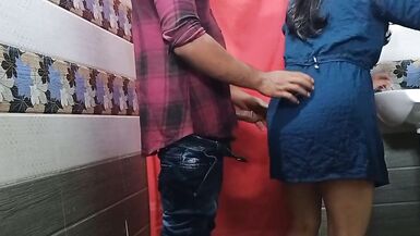 秘书 Ko Bathroom Me Tang Utha Kar Jabardast Pela - 8 image