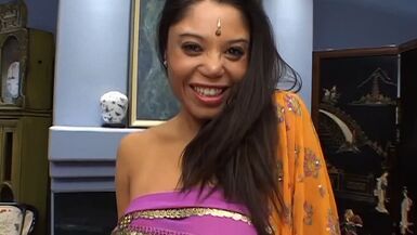 La femme mûre indienne reçoit beaucoup de sperme sur ses seins - 1 image