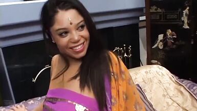 La femme mûre indienne reçoit beaucoup de sperme sur ses seins - 2 image