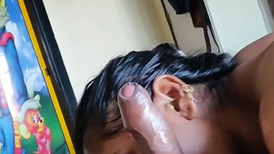 Une femme de ménage suce ses orteils, fait une pipe et se fait baiser en levrette.