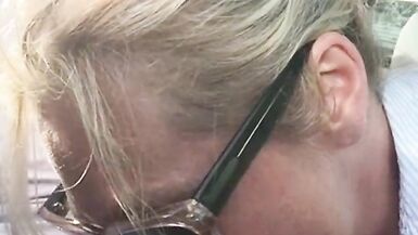 Passant par des voitures et des obstacles mais la baisant quand même