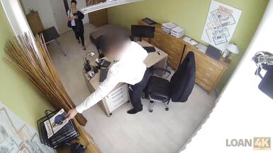 LOAN4K. Le greffier prend lavantage sur la MILF qui a besoin de se faire clouer le bec. - 2 image