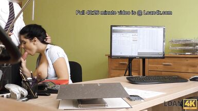 LOAN4K. Le greffier prend lavantage sur la MILF qui a besoin de se faire clouer le bec. - 7 image