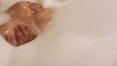 Bubbles and titties... - 3 image