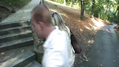 Grande baise dans le parc avec une femme inconnue moi et mon ami dans un lieu public