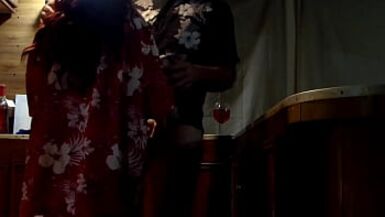 Japonaise Latine Amature Milf Mature Jouit dune Bite sur un Bar Creampied - 1 image