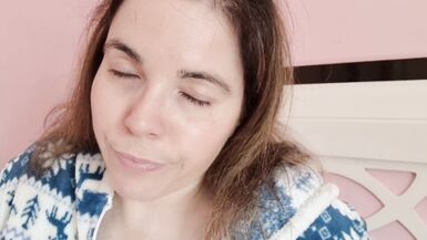 Chupando tetas y pezones. Madre loca enamorada se chupa las tetas y los pezoncitos - Evita Camila