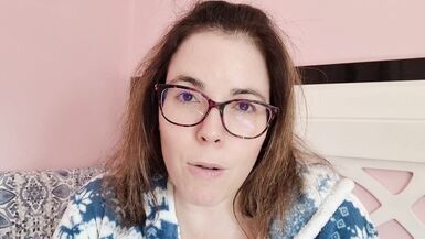 Chupando tetas y pezones. Madre loca enamorada se chupa las tetas y los pezoncitos - Evita Camila - 2 image