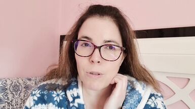 Chupando tetas y pezones. Madre loca enamorada se chupa las tetas y los pezoncitos - Evita Camila - 3 image