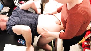 Milf Worker With Big Butt Fucks Her Boss with a Big Strapon And Filled His Ass With Cum. Pour quil lui paye plus dargent