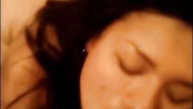 La grosse femme se masturbe, elle me suce et je couvre son joli visage de salope.