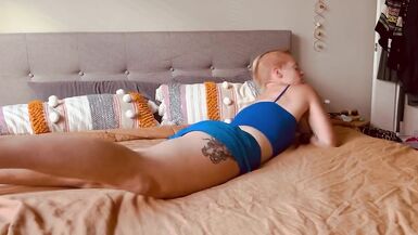 Hot Amateur MILF cums hart mit Spielzeug - 2 image