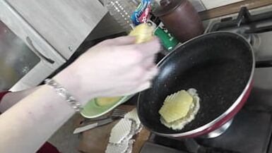 MILF Sexy Mami Frina weiterhin nackt kochen. Heute in ihrer Küche Mami kein Höschen und BH in hochhackigen Strümpfen wird Waffel brizol mit gehacktem Huhn kochen. - 1 image