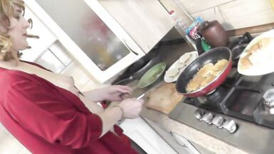 MILF Sexy Mami Frina weiterhin nackt kochen. Heute in ihrer Küche Mami kein Höschen und BH in hochhackigen Strümpfen wird Waffel brizol mit gehacktem Huhn kochen. - 13 image