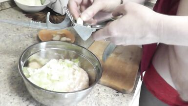 MILF Sexy Mami Frina weiterhin nackt kochen. Heute in ihrer Küche Mami kein Höschen und BH in hochhackigen Strümpfen wird Waffel brizol mit gehacktem Huhn kochen. - 3 image