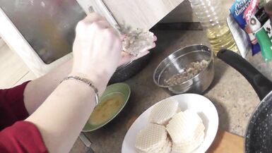 MILF Sexy Mami Frina weiterhin nackt kochen. Heute in ihrer Küche Mami kein Höschen und BH in hochhackigen Strümpfen wird Waffel brizol mit gehacktem Huhn kochen. - 6 image