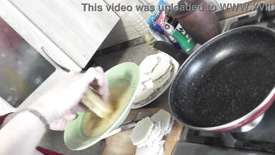 MILF Sexy Mami Frina weiterhin nackt kochen. Heute in ihrer Küche Mami kein Höschen und BH in hochhackigen Strümpfen wird Waffel brizol mit gehacktem Huhn kochen. - 8 image