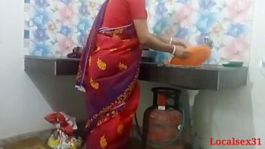 Desi Bengali desi Pueblo Indio Bhabi Cocina Sexo En Saree Rojo ( Official Video By Localsex31) - 1 image